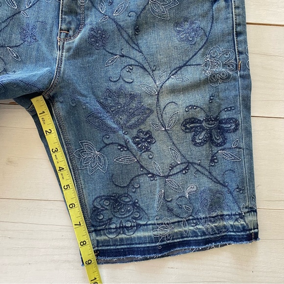 Sundance Women Bermuda Denim Shorts Sz 31 Floral Cross Stitch - Picture 4 of 11